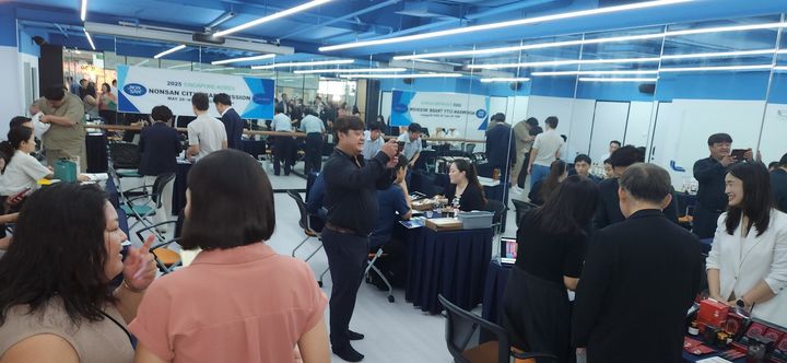 [논산=뉴시스]논산시가 중소기업의 해외 판로 확대를 위해 싱가포르에 파견한 '논산시 해외시장 개척단'이 151만 싱가포르 달러(한화 약 15억 원 상당)의 수출 계약 성과를 거뒀다. 현지에서 1:1 맞춤 상담을 진행하고 있다. (사진=논산시 제공) 2025. 06. 03 photo@newsis.com *재판매 및 DB 금지