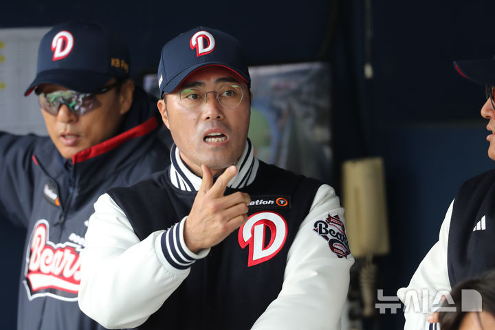 [서울=뉴시스] 프로야구 두산 베어스 조성환 코치가 지난 4월12일 서울 잠실구장에서 열린 2025 신한 쏠뱅크 KBO리그 LG 트윈스와의 경기에서 선수들에게 지시를 내리고 있다. (사진=두산 베어스 제공) 2025.04.12.