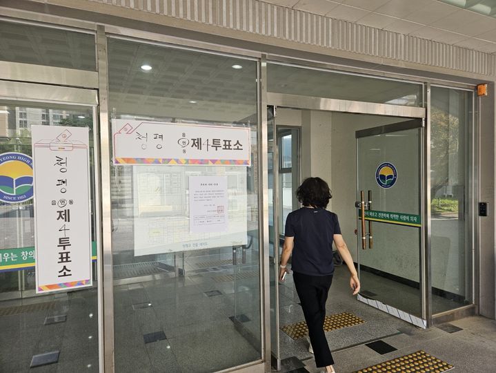 [가평=뉴시스] 이호진 기자=21대 대통령선거 본투표가 진행된 3일 투표소가 설치된 가평군 청평면&nbsp; 청평고등학교 체육관에 유권자가 소중한 한표를 행사하기 위해 들어가고 있다. 2025.06.03. asake@newsisc.om *재판매 및 DB 금지