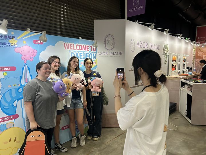 [대전=뉴시스]대만 가오슝 보얼 예술 특구에서 열린 '2025 K-관광 로드쇼 in 가오슝' 대전관에서 현지 관광객들이 꿈돌이 인형을 들고 기념사진을 찍고 있다. (사진=대전시 제공) 2025. 06. 03 photo@newsis.com *재판매 및 DB 금지