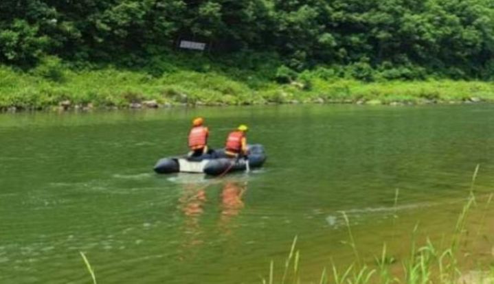 [홍천=뉴시스] 3일 소방당국은 이날 오후 1시 46분경 강원 홍천군 북방면 도사곡리 도사곡교 아래에서 낚시하던 60대 남성이 강을 건너다 빠지는 사고가 발생했다 고 밝혔다. 강원특별자치도 소방본부 제공. *재판매 및 DB 금지