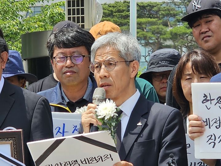 [태안=뉴시스] 김덕진 기자=3일 충남 태안군 태안읍 한국서부발전 본사에서 열린 태안화력 김충현(49) 비정규직 노동자 사망사고 대책위원회 기자회견에서 권영국 후보가 발언하고 있다. 2025.06.03. spark@newsis.com *재판매 및 DB 금지