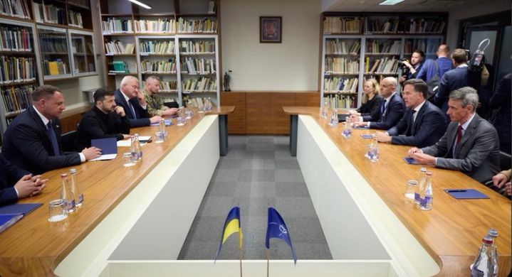 [서울=뉴시스] 볼로디미르 젤렌스키 대통령은 2일 리투아니아의 수도 빌니우스에서 열린 부쿠레슈티 나인(B9) 및 북유럽 국가들의 정상회의에서 마르크 뤼터 NATO 사무총장 등과 만나고 있다.(출처: 젤렌스키 대통령 X) 2025.06.03. *재판매 및 DB 금지