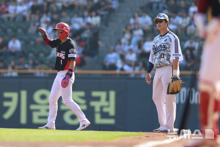 [서울=뉴시스] 프로야구 KIA 타이거즈 박찬호가 3일 서울 잠실구장에서 열린 2025 신한 쏠뱅크 KBO리그 두산 베어스와의 경기에 볼넷으로 출루한 뒤 1루에서 리드하고 있다. (사진=KIA 타이거즈 제공) 2025.06.03.