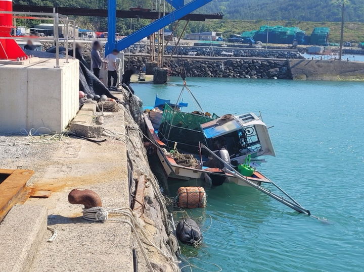 [완도=뉴시스] 3일 오후 전남 완도군 금일읍 용항항 인근 해상에서 2.47t급 어선 A호와 1.63t급 어선 B호가 충돌해 해경이 사고 경위를 조사하고 있다. (사진=완도해경 제공) 2025.06.03. photo@newsis.com *재판매 및 DB 금지