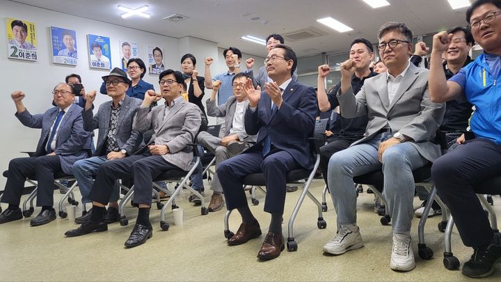 [세종=뉴시스] 송승화 기자 = 3일 세종시 아름동 더불어민주당 세종시당에 모인 강준현 국회의원과 당원들이 출구조사 예측 결과에 만족한 듯 환호를 하고 있다. 2025.06.03. ssong1007@newsis.com *재판매 및 DB 금지