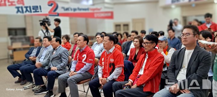 [창원=뉴시스]홍정명 기자 = 국민의힘 경남선대위 김종양(앞줄 왼쪽서 네 번째) 공동선대위원장 등이 3일 오후 경남도당 5층 제21대 대통령선거 개표 상황실에서 지상파 방송사 출구조사 결과 이재명 후보의 과반 이상 득표로 나오자 실망스런 표정으로 지켜보고 있다. 2025.06.03. hjm@newsis.com