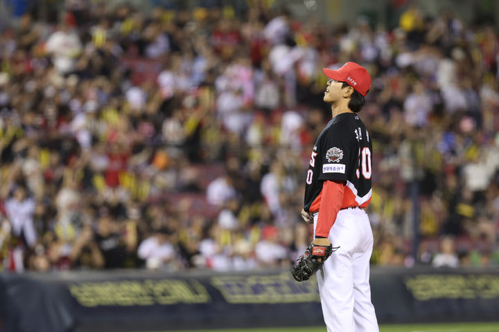 [서울=뉴시스] 프로야구 KIA 타이거즈의 홍원빈이 3일 서울 잠실구장에서 열린 2025 신한 쏠뱅크 KBO리그 두산 베어스와의 경기에 등판해 공을 던지고 있다. (사진=KIA 타이거즈 제공) 2025.06.03. *재판매 및 DB 금지