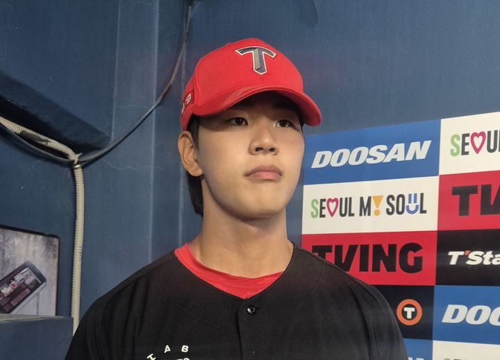 [서울=뉴시스] 문채현 기자 = 프로야구 KIA 타이거즈의 홍원빈이 3일 서울 잠실구장에서 열린 2025 신한 쏠뱅크 KBO리그 두산 베어스와의 경기에서 1군 데뷔전을 치른 뒤 취재진과 인터뷰를 하고 있다. 2025.06.03. dal@newsis.com *재판매 및 DB 금지