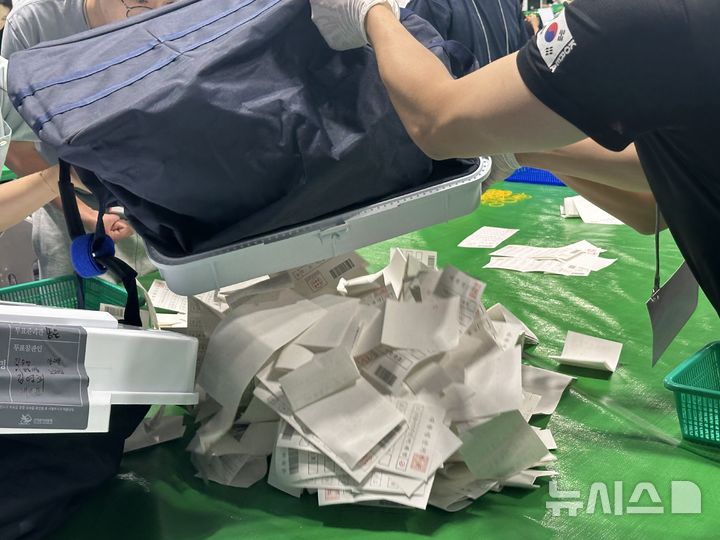 [대전=뉴시스] 김도현 기자 = 제21대 대통령 선거가 치러진 3일 오후 대전 중구 부사동 한밭체육관에 마련된 개표소에서 개표 사무원이 투표함을 열고 개표를 시작하고 있다. 2025.06.03. kdh1917@newsis.com