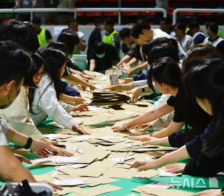 [청주=뉴시스] 서주영 기자 = 21대 대통령선거일인 3일 충북 청주시 올림픽국민생활관에 마련된 개표소에서 개표사무원들이 개표를 하고 있다. 2025.06.03. juyeong@newsis.com