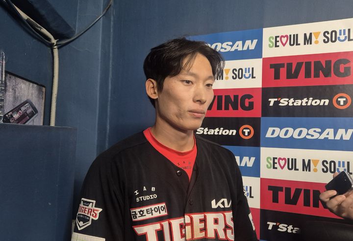 [서울=뉴시스] 문채현 기자 = 프로야구 KIA 타이거즈의 김호령이 3일 서울 잠실구장에서 열린 2025 신한 쏠뱅크 KBO리그 두산 베어스와의 경기에서 승리한 뒤 인터뷰를 하고 있다. 2025.06.03. dal@newsis.com *재판매 및 DB 금지