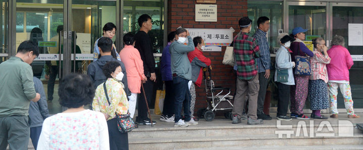 [전주=뉴시스] 김얼 기자 = 제21대 대통령선거일인 3일 전북 전주시 완산구 평화1동 제2투표소(전주남중학교)를 찾은 시민들이 투표를 하기 위해 줄지어 서 있다. 2025.06.03. pmkeul@newsis.com