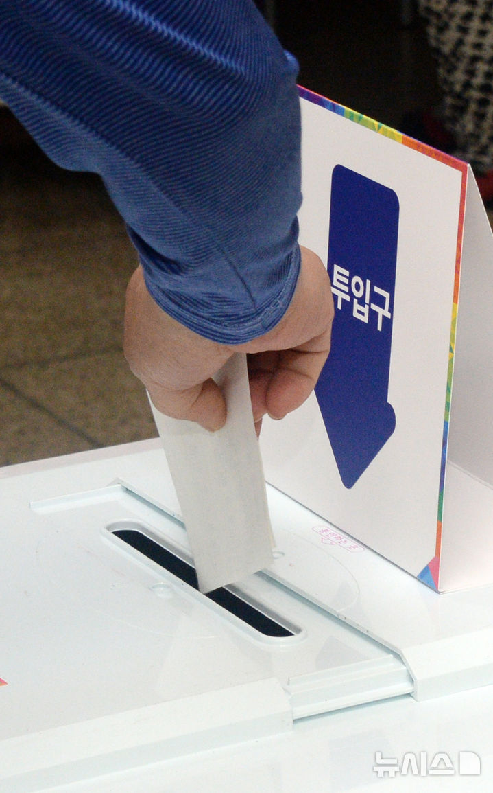 [전주=뉴시스] 김얼 기자 = 제21대 대통령선거일인 3일 전북 전주시 완산구 평화1동 제2투표소(전주남중학교)를 찾은 시민들이 투표를 하고 있다. 2025.06.03. pmkeul@newsis.com