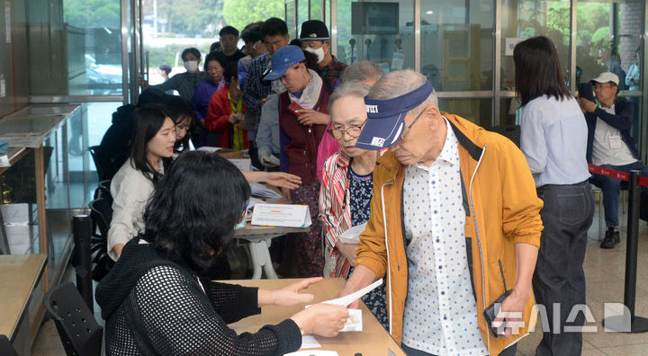 [전주=뉴시스] 김얼 기자 = 제21대 대통령선거일인 3일 전북 전주시 완산구 평화1동 제2투표소(전주남중학교)를 찾은 시민들이 투표를 하기 위해 줄지어 서 있다. 2025.06.03. pmkeul@newsis.com