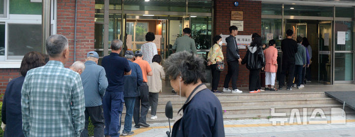 [전주=뉴시스] 김얼 기자 = 제21대 대통령선거일인 3일 전북 전주시 완산구 평화1동 제2투표소(전주남중학교)를 찾은 시민들이 투표를 하기 위해 줄지어 서 있다. 2025.06.03. pmkeul@newsis.com
