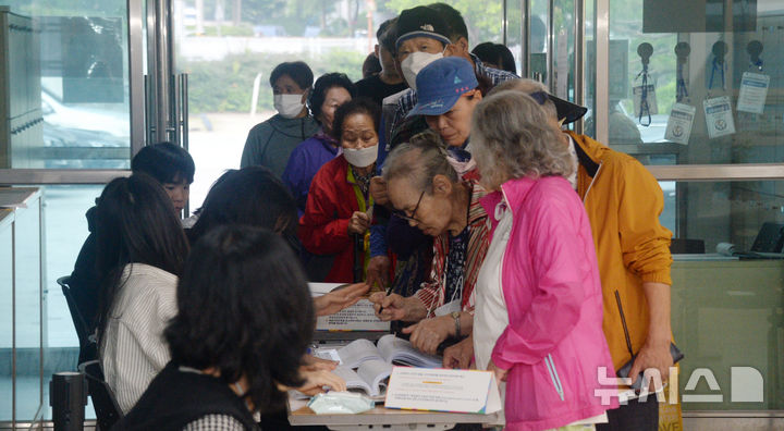 [전주=뉴시스] 김얼 기자 = 제21대 대통령선거일인 3일 전북 전주시 완산구 평화1동 제2투표소(전주남중학교)를 찾은 시민들이 투표를 하기 위해 줄지어 서 있다. 2025.06.03. pmkeul@newsis.com