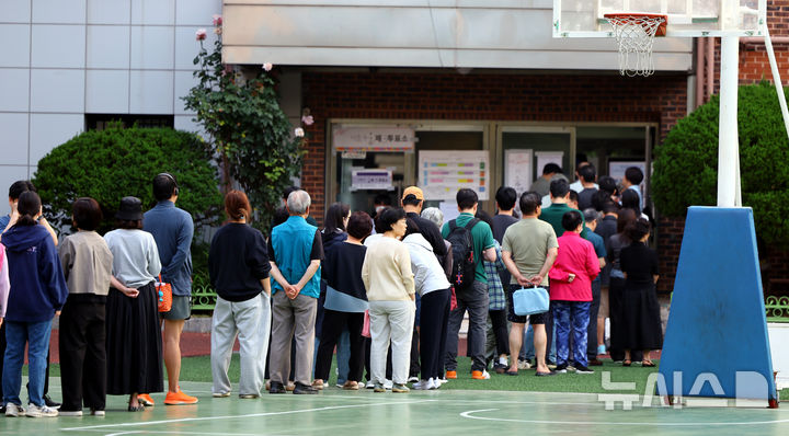 [서울=뉴시스] 박주성 기자 = 제21대 대통령선거일인 3일 오전 서울 서초구 원명초등학교에 마련된 서초4동 제3투표소에 시민들을 투표하기 위해 줄을 서고 있다. 2025.06.03. park7691@newsis.com