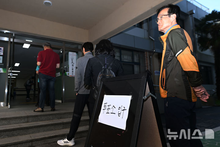 [광주=뉴시스] 이영주 기자 = 제21대 대통령 선거 본투표날인 3일 오전 광주 서구 금호중학교에 마련된 금호1동 제2투표소에서 유권자들이 투표 개시를 기다리고 있다. 2025.06.03. leeyj2578@newsis.com