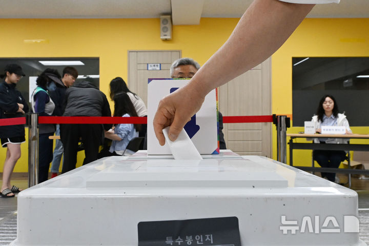 [광주=뉴시스] 이영주 기자 = 제21대 대통령 선거일인 3일 오전 광주 서구 금호중학교에 마련된 금호1동 제2투표소에서 한 유권자가 투표하고 있다. 2025.06.03. leeyj2578@newsis.com