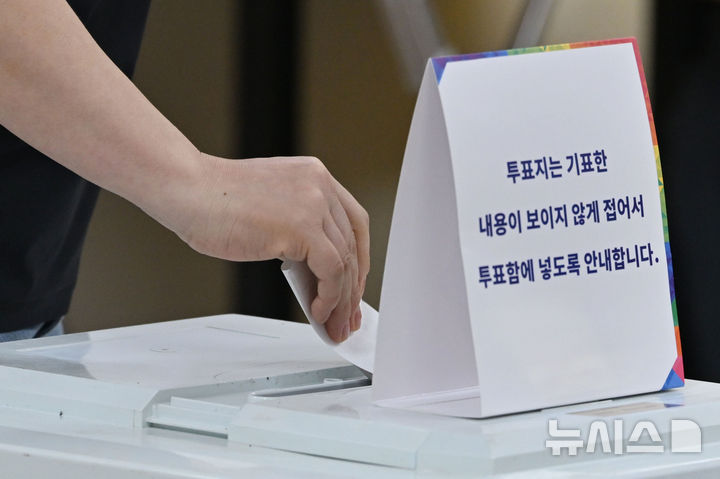 [광주=뉴시스] 이영주 기자 = 제21대 대통령 선거 본투표날인 3일 오전 광주 서구 금호중학교에 마련된 금호1동 제2투표소에서 한 유권자가 투표하고 있다. 2025.06.03. leeyj2578@newsis.com