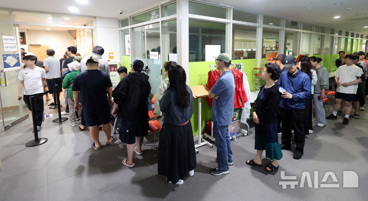 [인천=뉴시스] 전진환 기자 = 제21대 대통령선거일인 3일 오전 인천 미추홀구 용현5동 제9투표소에서 유권자들이 줄을 서고 있다 2025.06.03. amin2@newsis.com