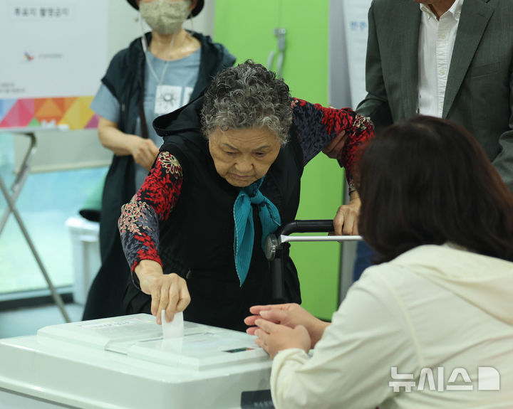 고[인천=뉴시스] 전진환 기자 = 제21대 대통령선거일인 3일 오전 인천 미추홀구 용현5동 제9투표소에서 한 어르신이 부축을 받으며 투표하고 있다 2025.06.03. amin2@newsis.com