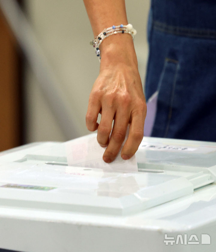 [인천=뉴시스] 전진환 기자 = 제21대 대통령선거일인 3일 오전 인천 미추홀구 용현5동 제9투표소에서 한 유권자가 투표하고 있다 2025.06.03. amin2@newsis.com