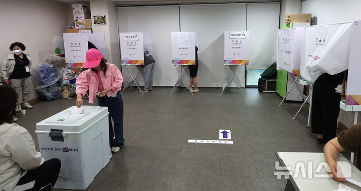 [인천=뉴시스] 전진환 기자 = 제21대 대통령선거일인 3일 오전 인천 미추홀구 용현5동 제9투표소에서 유권자들이 투표를 하고 있다 2025.06.03. amin2@newsis.com