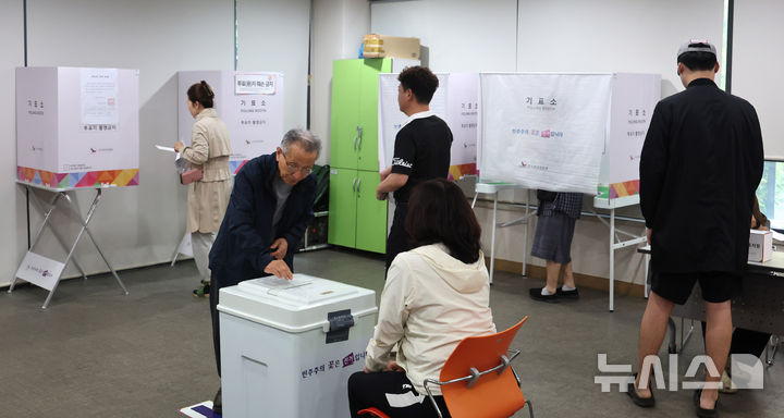 [인천=뉴시스] 전진환 기자 = 제21대 대통령선거일인 3일 오전 인천 미추홀구 용현5동 제9투표소에서 유권자들이 투표를 하고 있다 2025.06.03. amin2@newsis.com