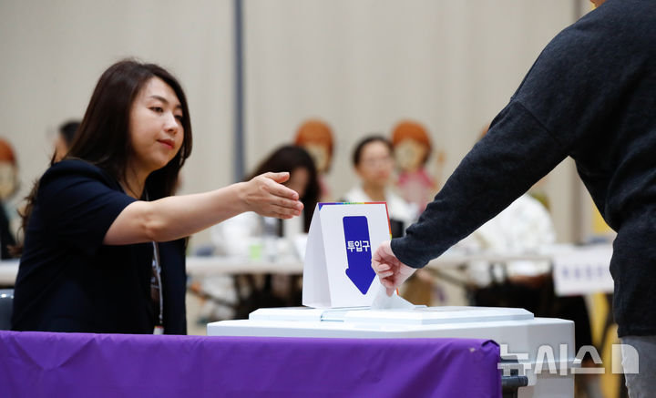 [제주=뉴시스] 우장호 기자 = 제21대 대통령선거일인 3일 오전 제주시 오라초등학교에 마련된 오라동 제2투표소에 소중한 권리를 행사하기 위한 시민들의 발걸음이 이어지고 있다. 2025.06.03. woo1223@newsis.com