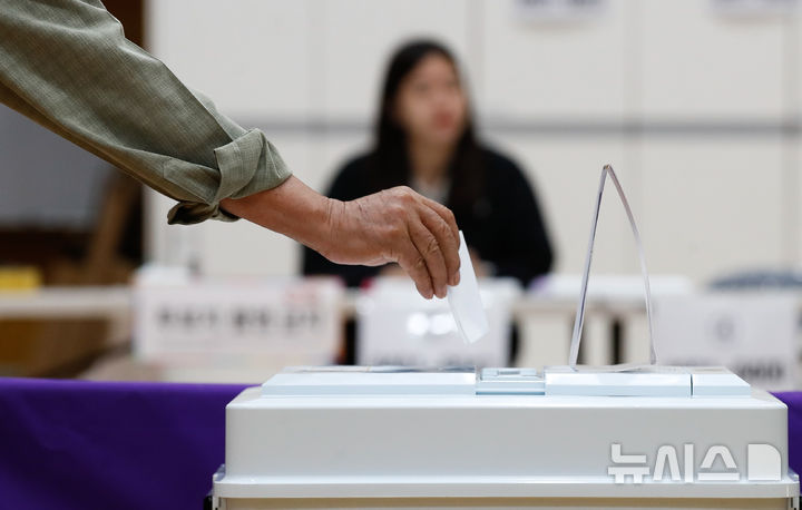 [제주=뉴시스] 우장호 기자 = 제21대 대통령선거일인 3일 오전 제주시 오라초등학교에 마련된 오라동 제2투표소에 소중한 권리를 행사하기 위한 시민들의 발걸음이 이어지고 있다. 2025.06.03. woo1223@newsis.com