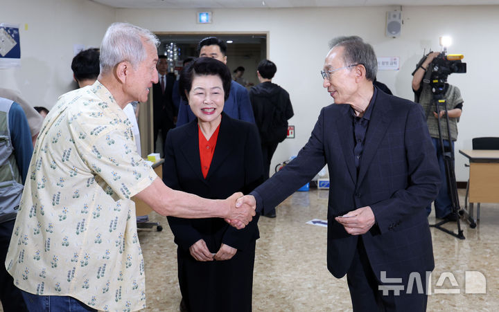 [서울=뉴시스] 김선웅 기자 = 이명박 전 대통령과 부인 김윤옥 여사가 제21대 대통령 선거일인 3일 서울 강남구 논현1동제3투표소에서 투표 전 유권자와 인사를 나누고 있다. 2025.06.03. mangusta@newsis.com