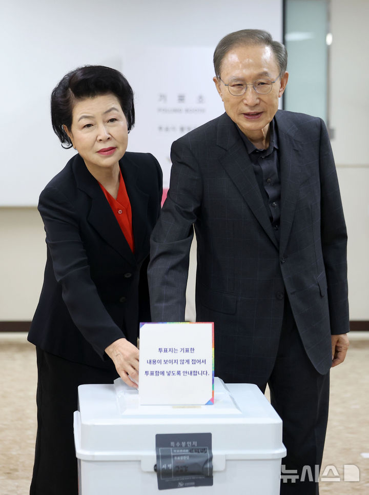 [서울=뉴시스] 김선웅 기자 = 이명박 전 대통령과 부인 김윤옥 여사가 제21대 대통령 선거일인 3일 서울 강남구 논현1동제3투표소에서 투표를 하고 있다. 2025.06.03. mangusta@newsis.com