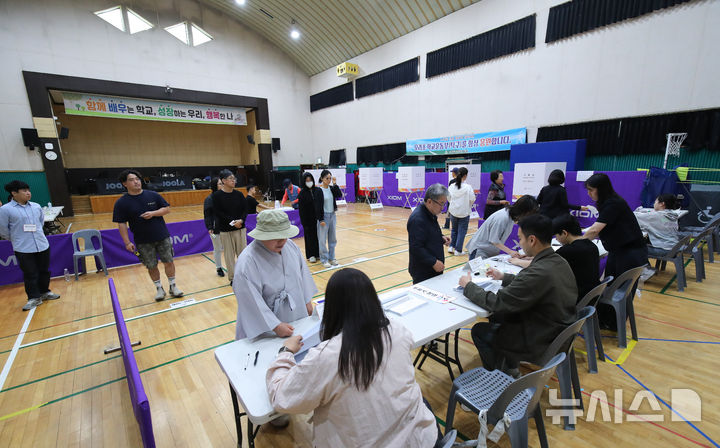 [제주=뉴시스] 우장호 기자 = 제21대 대통령선거일인 3일 오전 제주시 오라초등학교에 마련된 오라동 제2투표소에 소중한 권리를 행사하기 위한 시민들의 발걸음이 이어지고 있다. 2025.06.03. woo1223@newsis.com