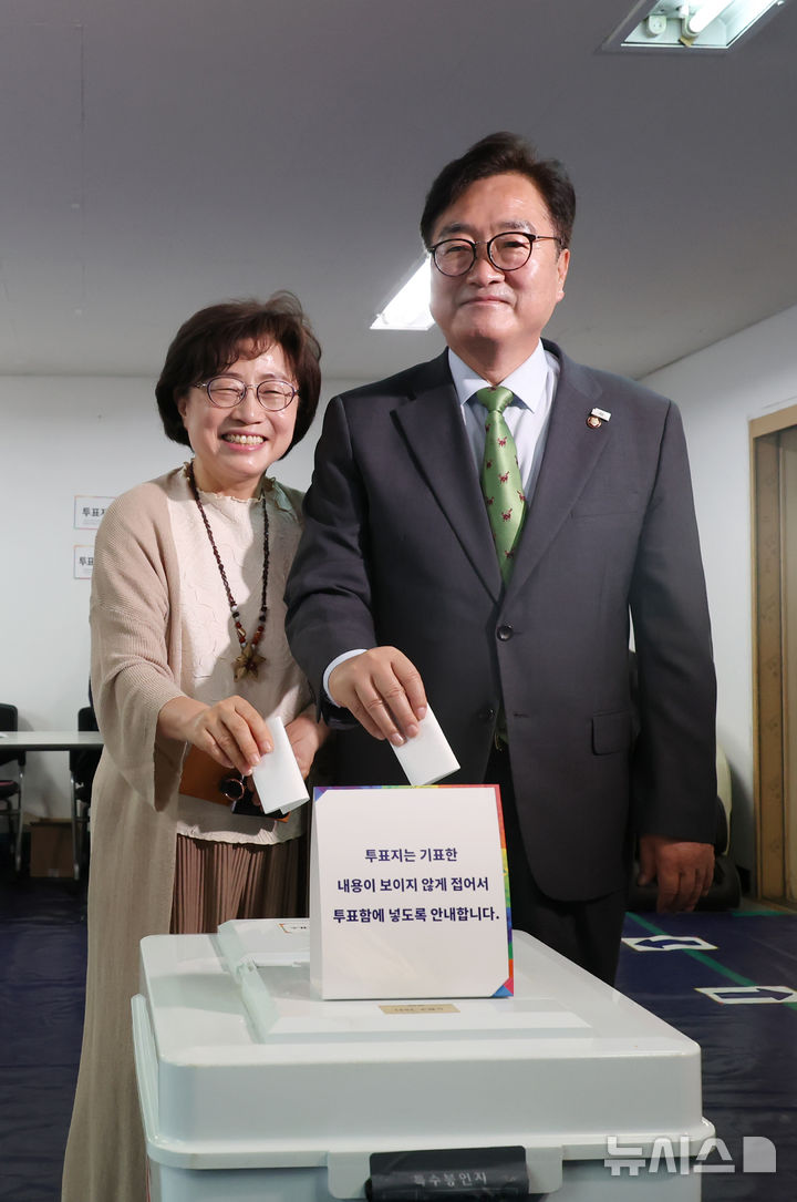 [서울=뉴시스] 고승민 기자 = 우원식 국회 의장 내외가 3일 서울 노원구 한청경로당에 마련된 하계1동 제4투표소에서 투표를 하고 있다. 2025.06.03. kkssmm99@newsis.com