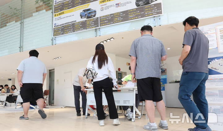 [인천=뉴시스] 전진환 기자 = 제21대 대통령선거일인 3일 오전 인천 미추홀구 한 자동차영업소에 마련된 주안5동 제3투표소에서 유권자들이 투표하기 위해 줄을 서고 있다 2025.06.03.&nbsp; amin2@newsis.com