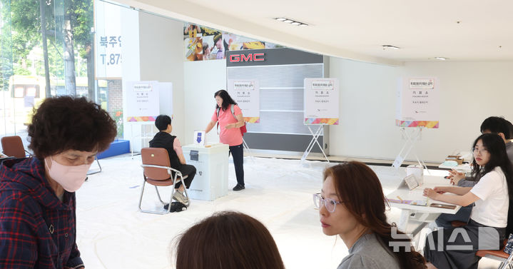 [인천=뉴시스] 전진환 기자 = 제21대 대통령선거일인 3일 오전 인천 미추홀구 한 자동차영업소에 마련된 주안5동 제3투표소에서 유권자들이 투표하고 있다 2025.06.03. amin2@newsis.com