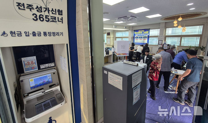 [전주=뉴시스] 김얼 기자 = 제21대 대통령선거일인 3일 전북 전주시 전주성가신협에 투표소가 설치되어 있다. 2025.06.03. pmkeul@newsis.com