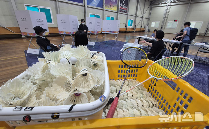[전주=뉴시스] 김얼 기자 = 제21대 대통령선거일인 3일 전북 전주시 우신배드민턴체육관에 투표소가 설치되어 있다. 2025.06.03. pmkeul@newsis.com