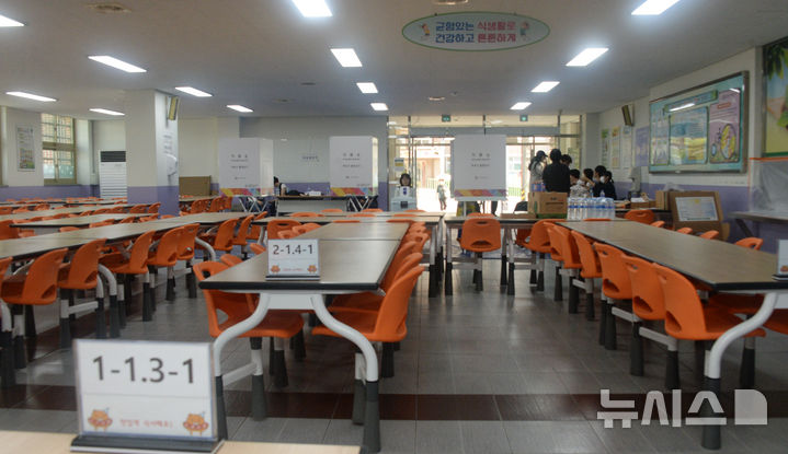 [전주=뉴시스] 김얼 기자 = 제21대 대통령선거일인 3일 전북 전주시 전주효문초등학교 급식실에 투표소가 설치되어 있다. 2025.06.03. pmkeul@newsis.com