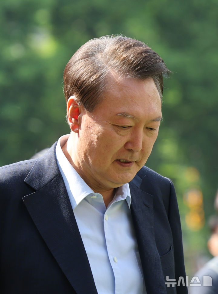 [서울=뉴시스] 박주성 기자 = 윤석열 전 대통령이 제21대 대통령선거일인 3일 오전 서울 서초구 원명초등학교에 마련된 서초4동 제3투표소로 향하고 있다. (공동취재) 2025.06.03. photo@newsis.com 