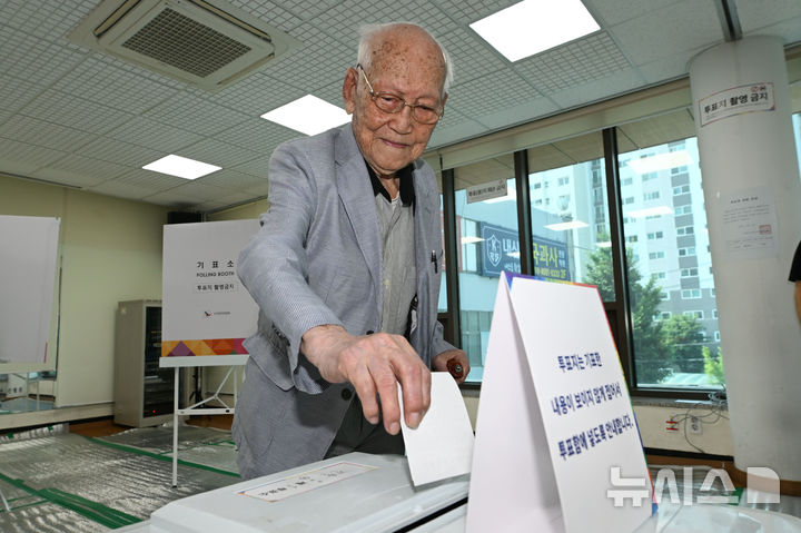 [광주=뉴시스] 이영주 기자 = 일제강점기 당시 태어난 백삼봉(103) 어르신이 제21대 대통령 선거 본투표가 치러지는 3일 오전 광주 남구 진월행정복지센터에 마련된 진월동 제1투표소에서 투표하고 있다. 2025.06.03. leeyj2578@newsis.com