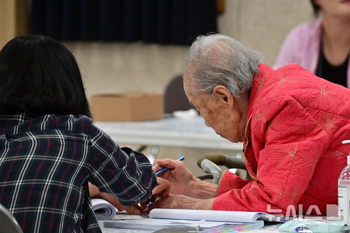 [하동=뉴시스] 차용현 기자 = 제21대 대통령 선거일인 3일 오전 경남 하동군 진교면 제1 투표소에서 한 어르신이 소중한 한표를 행사하고 있다. 2025.06.03.con@newsis.com