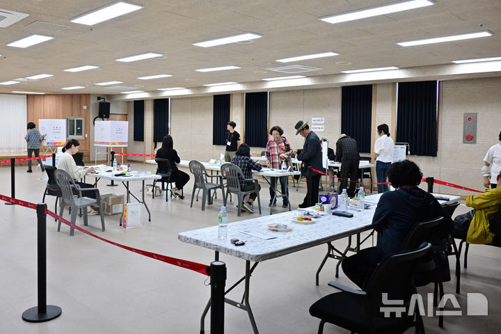 [하동=뉴시스] 차용현 기자 = 제21대 대통령 선거일인 3일 오전 경남 하동군 진교면 제1 투표소에서 유권자들이 소중한 한표를 행사하고 있다. 2025.06.03.con@newsis.com