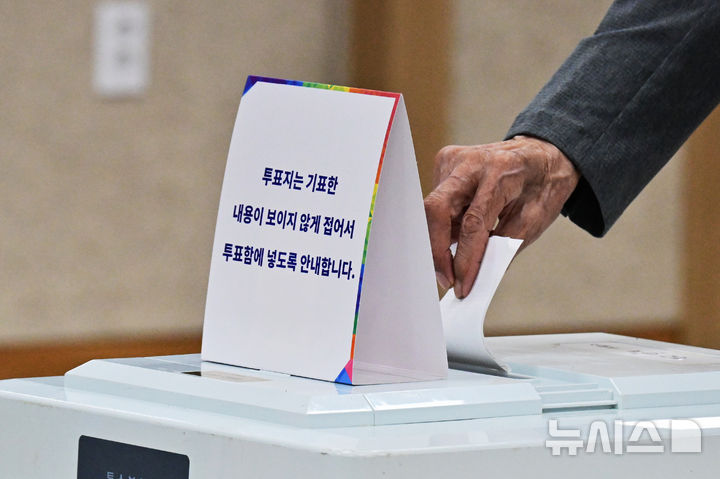 [하동=뉴시스] 차용현 기자 = 제21대 대통령 선거일인 3일 오전 경남 하동군 진교면 제1 투표소에서 한 유권자가 소중한 한표를 행사하고 있다. 2025.06.03.con@newsis.com