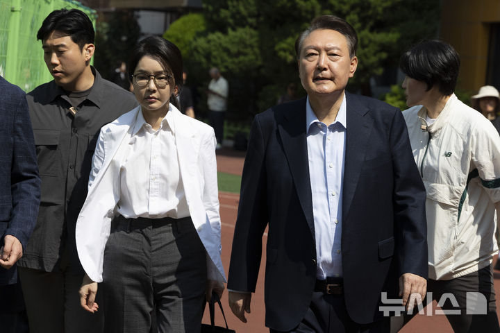 [서울=뉴시스] 박주성 기자 = 윤석열 전 대통령 내외가 제21대 대통령선거일인 3일 오전 서울 서초구 원명초등학교에 마련된 서초4동 제3투표소로 향하고 있다. (공동취재) 2025.06.03. photo@newsis.com