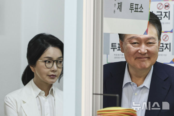 [서울=뉴시스] 박주성 기자 = 윤석열 전 대통령 내외가 제21대 대통령선거일인 3일 오전 서울 서초구 원명초등학교에 마련된 서초4동 제3투표소로 들어오고 있다. (공동취재) 2025.06.03. photo@newsis.com