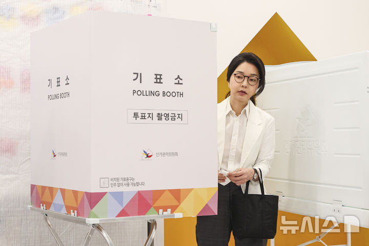 [서울=뉴시스] 박주성 기자 = 윤석열 전 대통령 부인인 김건희 여사가 제21대 대통령선거일인 3일 오전 서울 서초구 원명초등학교에 마련된 서초4동 제3투표소에서 투표를 하고 있다. (공동취재) 2025.06.03. photo@newsis.com