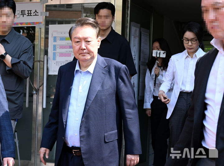 [서울=뉴시스] 박주성 기자 = 윤석열 전 대통령 내외가 제21대 대통령선거일인 3일 오전 서울 서초구 원명초등학교에 마련된 서초4동 제3투표소에서 투표를 마친 후 투표소를 나서고 있다. (공동취재) 2025.06.03. photo@newsis.com